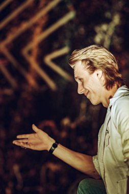 Studio poz genç çekici adam