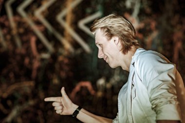 Studio poz genç çekici adam