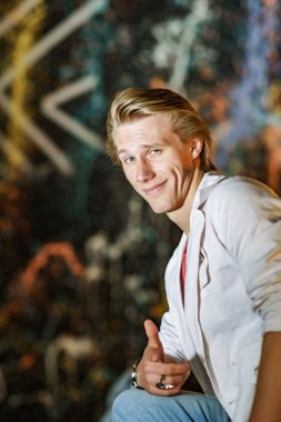 Studio poz genç çekici adam