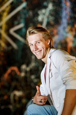 Studio poz genç çekici adam