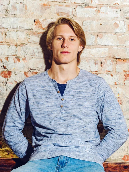 Young attractive guy posing in studio — Stock Photo, Image