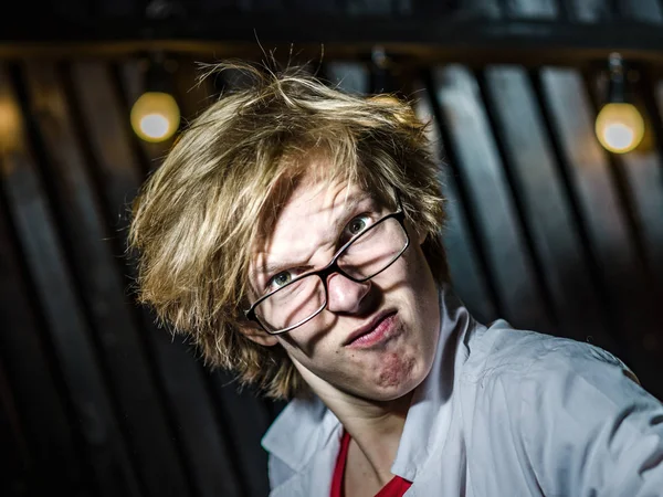 Grappige tiener jongen die zich voordeed als een gek professor of student — Stockfoto