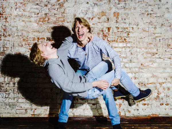 Dois irmãos posando em estúdio, estilo casual adolescente — Fotografia de Stock