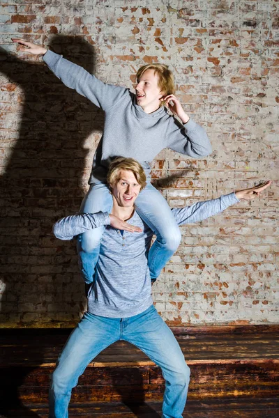 Två bröder poserar i studio, teenage casual stil — Stockfoto