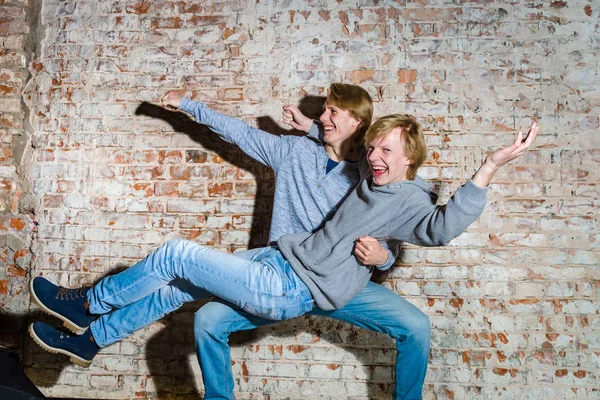 Dois irmãos posando em estúdio, estilo casual adolescente — Fotografia de Stock