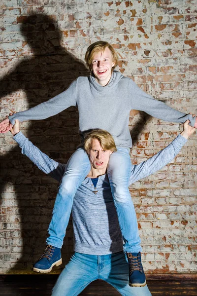 Two brothers posing in studio, teenage casual style — Stock Photo, Image