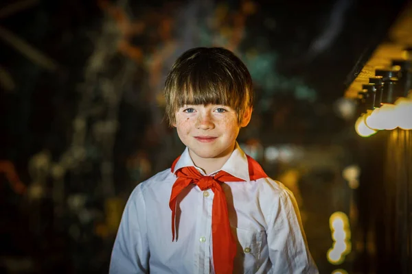 Rude atrakcyjny chłopiec ubrany jak pionier sowieckiej z czerwony krawat — Zdjęcie stockowe