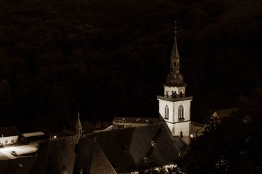 Fransız küçük köyde Andlau görkemli eski kilise