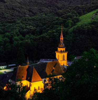 Fransız küçük köyde Andlau görkemli eski kilise