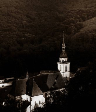 Fransız küçük köyde Andlau görkemli eski kilise
