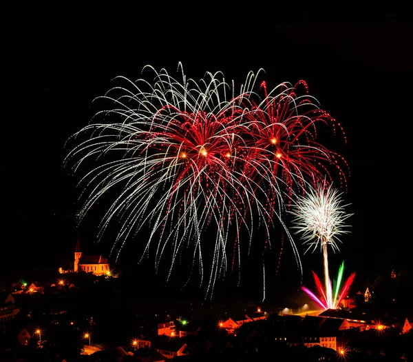 Larga exposición de fuegos artificiales multicolores contra un cielo negro — Foto de Stock