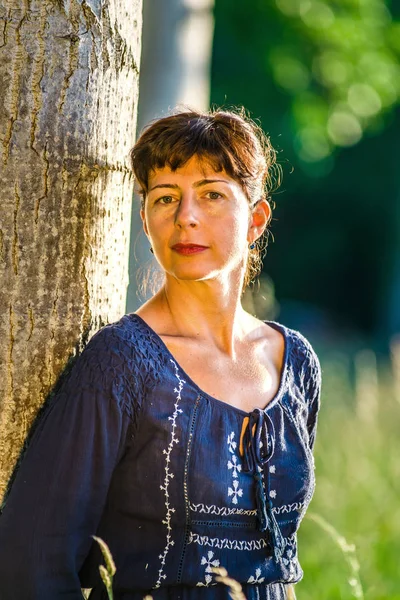 Beauty woman portrait in the summer forest — Stock Photo, Image