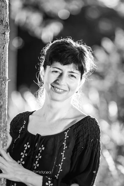 Beauty woman portrait in the summer forest — Stock Photo, Image