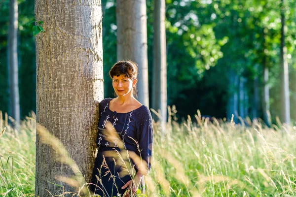 Piękna kobieta portret w las lato — Zdjęcie stockowe