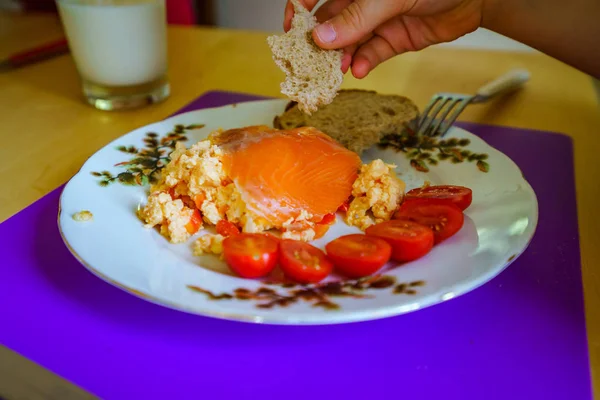 Sabroso desayuno de la mañana, tortilla, ensalada, salmón y tomates —  Fotos de Stock