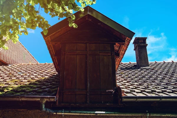 Stare drewniane okna w górnej kondygnacji domu wieś — Zdjęcie stockowe