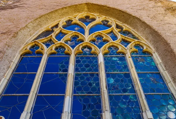 Старые средневековые красочные витрины в готическом стиле — стоковое фото