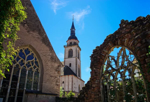 Velhas coloridas medieval com chumbo-painel janelas em estilo gótico — Fotografia de Stock