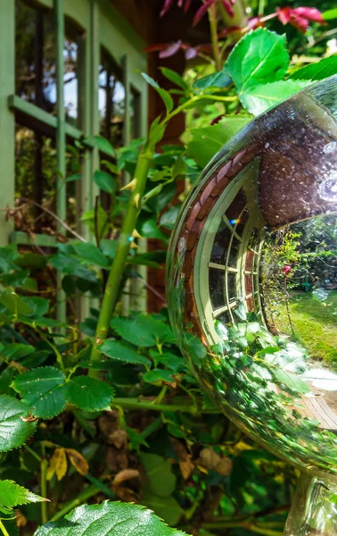 Decoração do jardim, bolas de espelho com reflexos — Fotografia de Stock