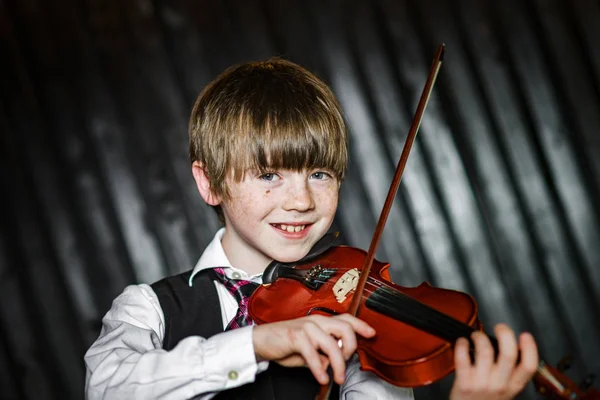 Attraktiver Junge spielt Geige, Studioaufnahmen — Stockfoto