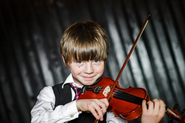Atraktivní kluk hrál housle, studio natáčení — Stock fotografie