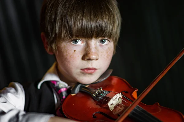 Rapaz atraente, tocando violino, estúdio fotografar — Fotografia de Stock