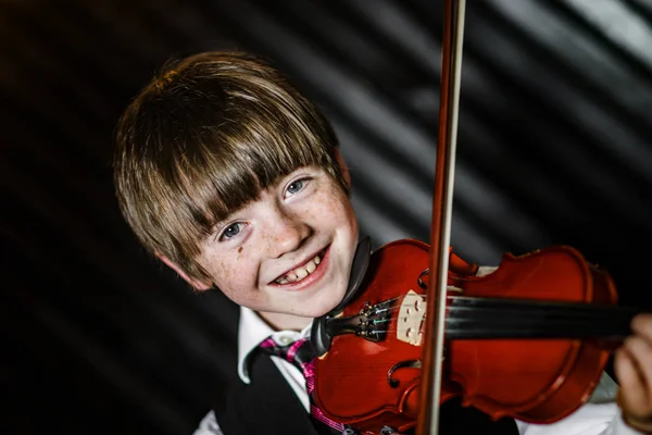 Attraente ragazzo che suona il violino, riprese in studio — Foto Stock