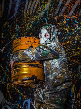Askeri giyim ve gaz maskesi, ekoloji ve zehirli c giymiş adam