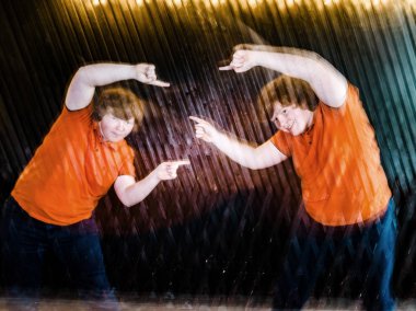 Kızıl çilli çocuk Studio çift pozlama ile poz