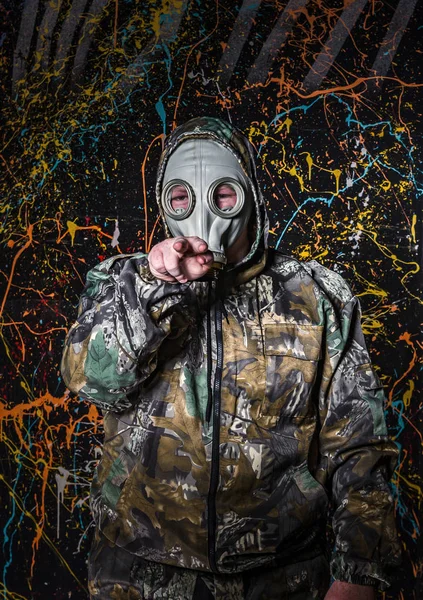 男人穿成军事磨损和防毒面具、 生态学和有毒 c — 图库照片