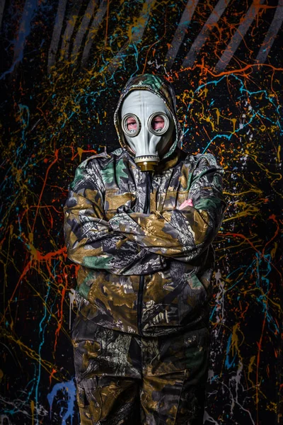 Askeri giyim ve gaz maskesi, ekoloji ve zehirli c giymiş adam — Stok fotoğraf