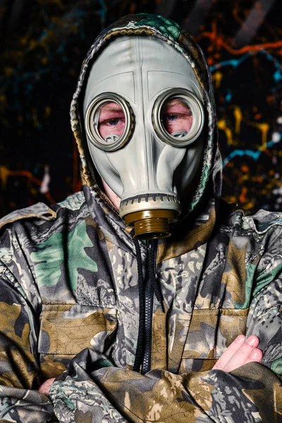 Mann in militärischer Kleidung und Gasmaske, Ökologie und giftiges C — Stockfoto