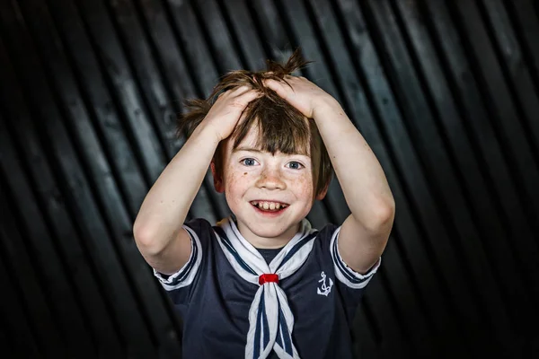 Školák pózuje v námořník kostým s emocemi — Stock fotografie