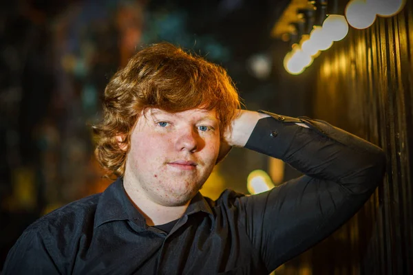 Vörös hajú, szeplős súlyos tizenéves fiú portré — Stock Fotó