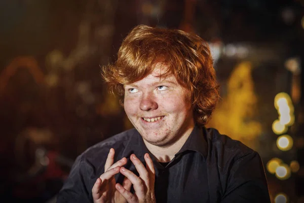 Vörös hajú tizenéves fiú-furfangos tervek — Stock Fotó
