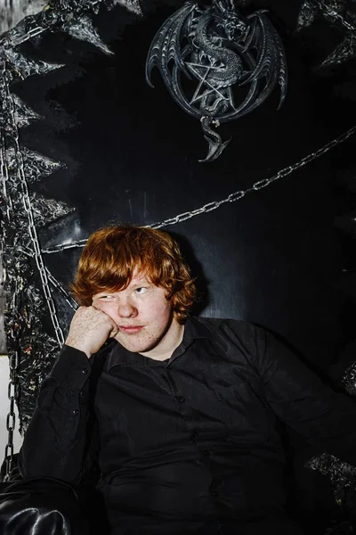 魔法の玉座に座っている赤い髪の少年 — ストック写真