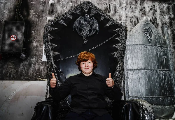 Menino ruivo, sentado no trono mágico — Fotografia de Stock