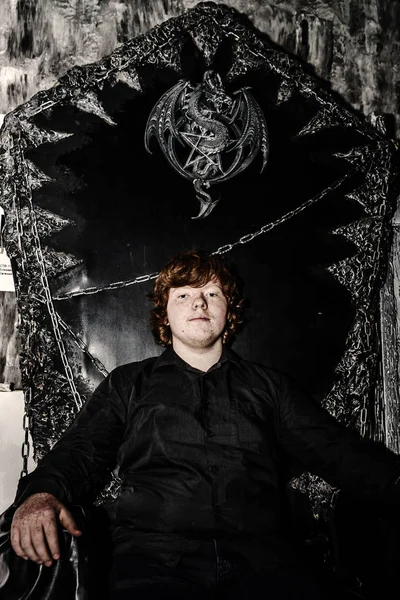 Garçon roux assis sur le trône magique — Photo