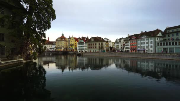 Вечерние отражения в воде в Люцерне, Швейцария, время захода солнца — стоковое видео