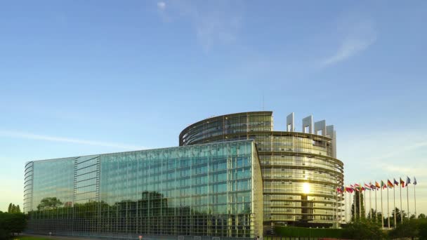 Здание Европарламента в Страсбурге, время захода солнца — стоковое видео