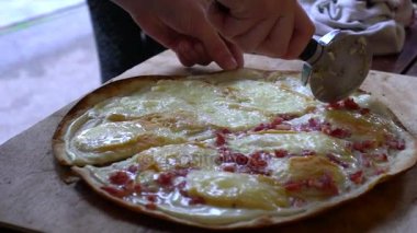 Pizza yavaş hareket görünümü, alsacien özel gıda kesme, tarte flambe