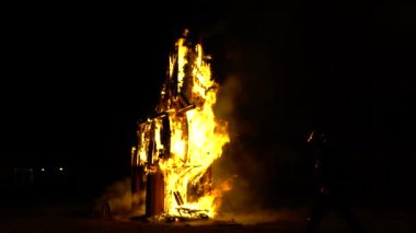 Saint Jean Festivali Fransız köyü. Yanan heykel at. Alsace, Fransa.