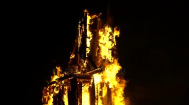 Saint Jean Festivali Fransız köyü. Yanan heykel at. Alsace, Fransa.