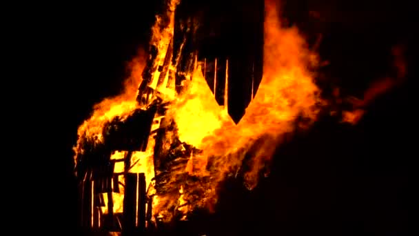 Saint Jean Festival in französischem Dorf. Flammende Skulptur des Pferdes. Elsass, Frankreich. — Stockvideo