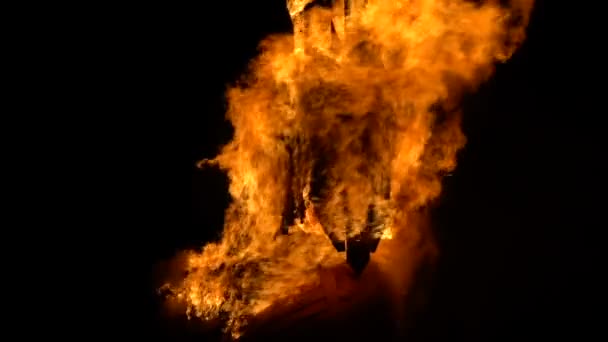 Saint Jean festival i franska byn. Flaming skulptur av häst. Alsace, Frankrike. — Stockvideo