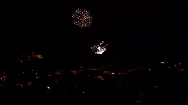 Longue exposition de feux d'artifice multicolores contre un ciel noir - Jour de la Bastille — Video