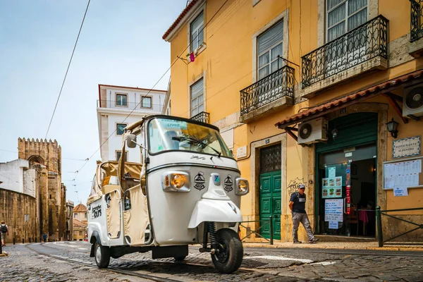 Redaksiyon: 8 Haziran 2017: Lizbon, Portekiz: Tuk-tuk motorlu ta — Stok fotoğraf