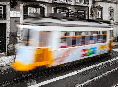 Klasik Lizbon sokakta, hareketli renkli turistik tramvay 
