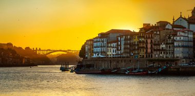 Porto, Portekiz Nehri üzerinde harika gün batımı. Panoramik görünüm