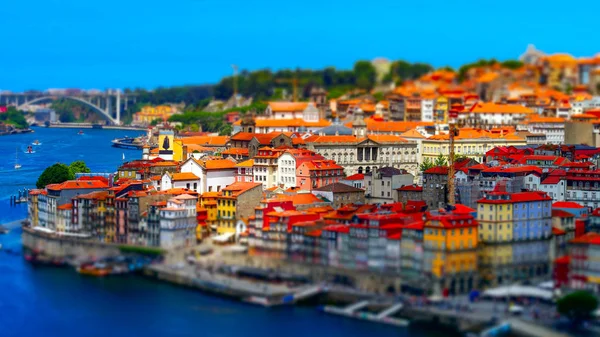 Kleurrijke miniatuur tilt-shift bekijken van de oude stad centrum, Porto, Po — Stockfoto